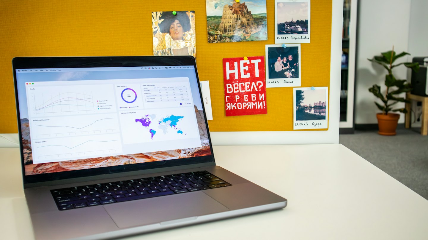 Laptop met een data-analyse dashboard op een wit bureau.
