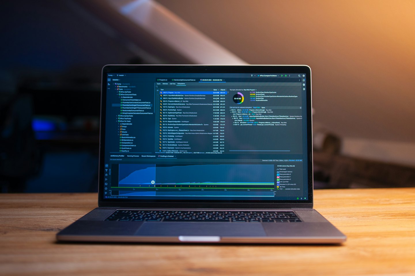 Open laptop met softwarecode en gegevens op een bureau.
